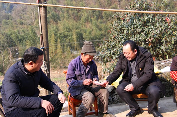 杨局慰问困难户.jpg